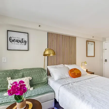 Bright & Cozy Condo Unit With Balcony!